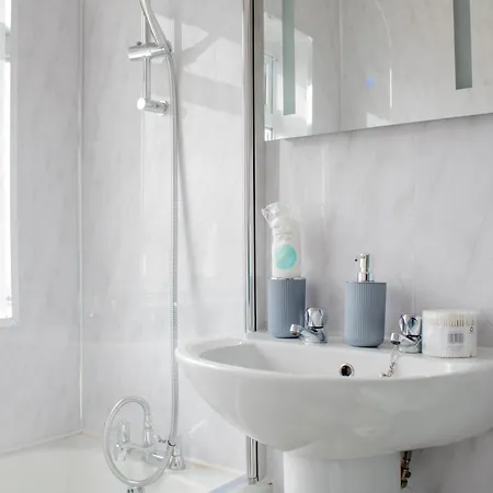 Harvard House, Stylish 3 Bedroom House In Solihull 5 Mins To The Nec, Bhx ,jlr With Free Parking Birmingham