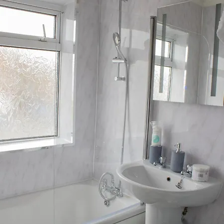 Harvard House, Stylish 3 Bedroom House In Solihull 5 Mins To The Nec, Bhx ,jlr With Free Parking *